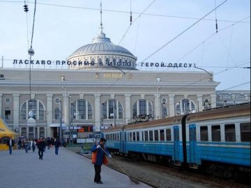 В Одесі на вокзалі чоловік кинувся під потяг, бо не мав проїзного