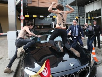 У Бельгії гологруді FEMEN напали на прем'єр-міністра Тунісу. ФОТО