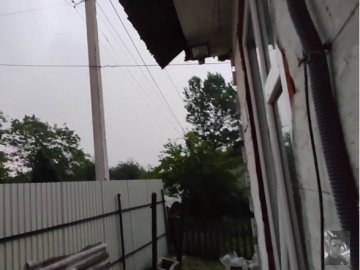Волинянин випадково зняв на відео, як буревій зірвав шифер з даху його будинку. ВІДЕО
