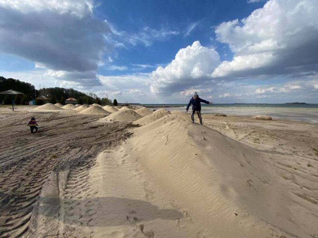 Пісок замість води: показали фото обмілілого Світязя