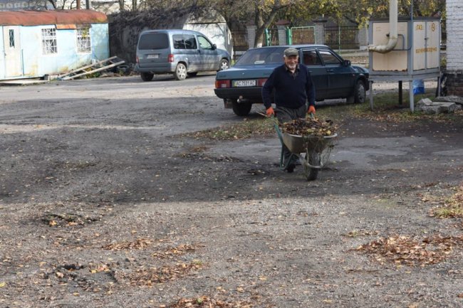 У волинському селищі влаштували осінню толоку. ФОТО