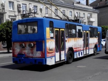 З луцьких тролейбусів просять прибрати польську рекламу 