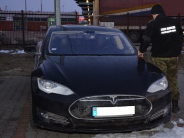 На кордоні з Польщею затримали українця з викраденою Tesla