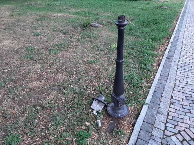 У Старому місті вандали понищили ліхтарі у сквері. ФОТО