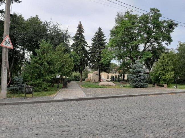 У Старому місті вандали понищили ліхтарі у сквері. ФОТО