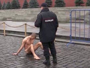 Митець, який прибив геніталії до Червоної площі, може сісти на 5 років