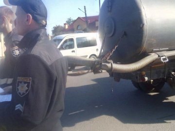 Автомобіль, який перевозить фекалії, скоїв аварію у Володимирі. ФОТО