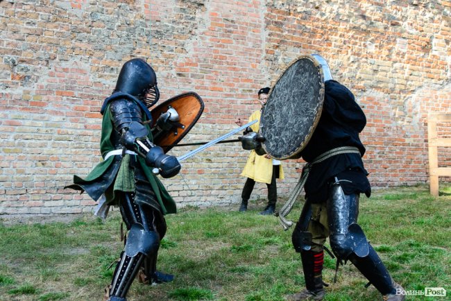 Брязкіт обладунків і давнє вбрання: у замку Любарта – середньовічні бої. ФОТОРЕПОРТАЖ