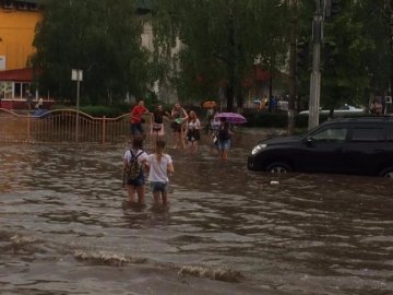 Телеглядачі оцінили боротьбу комунальників із потопом у Луцьку