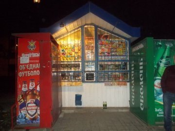 У Луцьку виявили ще один магазин, де вночі торгують алкоголем