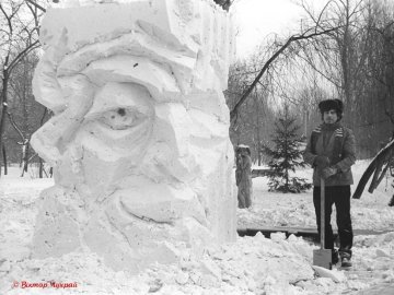 Як у Луцьку 30 років тому творили величезні скульптури зі снігу. ФОТО