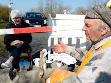 Розлучені коронавірусом: 89-річний німець і 85-річна данка влаштовують побачення на кордоні