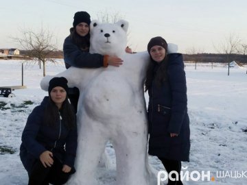 На Волині три сестри зліпили зі снігу двометрового ведмедя. ФОТО