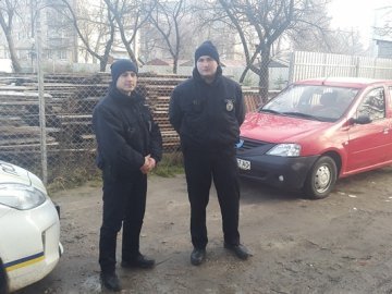 У Луцьку два наряди поліцейських затримали п'яного «в хлам» таксиста. ФОТО