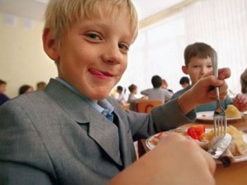 Волинських дітей-чорнобильців продовжують харчувати фірми-прокладки. ВІДЕО