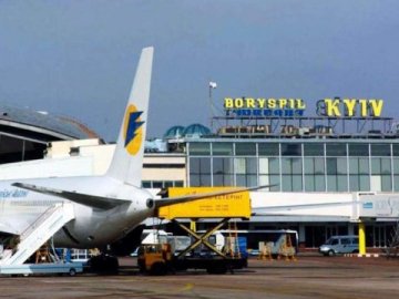 У Борисполі приземлився літак з евакуйованими з Австрії українцями