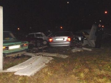 П’яна аварія в Рівному: Mercedes потрощив два десятки авто. ФОТО