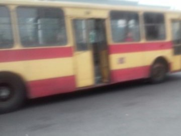 У Хмельницькому розшукують неповнолітніх, які обстріляли тролейбус