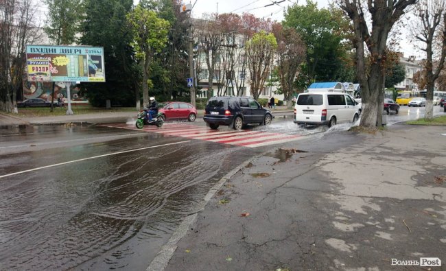 На проспекті Перемоги у Луцьку – потоп. ФОТО. ВІДЕО