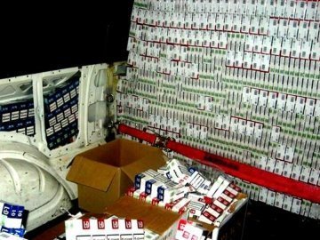 Українські дипломати намагались вивезти 60 тисяч пачок цигарок. ФОТО