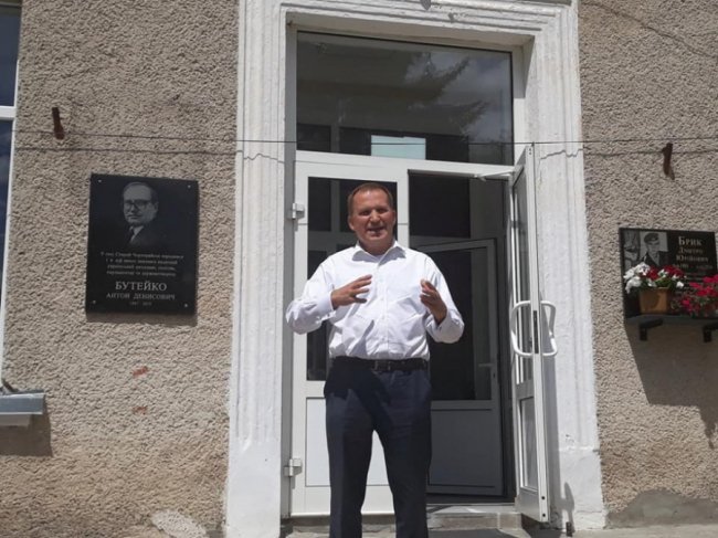 Відомому українському дипломату відкрили дошку пам'яті у селі на Волині. ФОТО