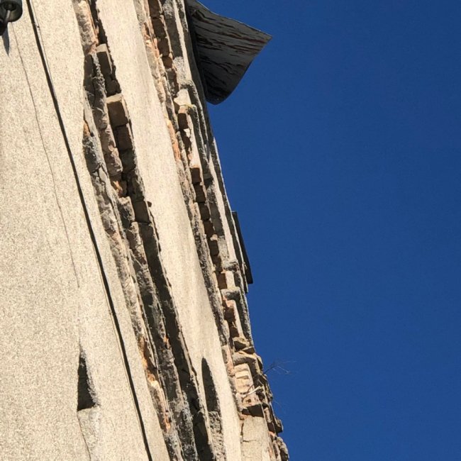 Сильний вітер зняв частину даху з луцької синагоги. ФОТО