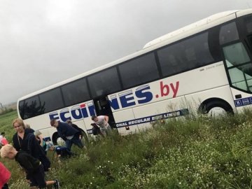 На Київщині автобус з дітьми з'їхав у кювет