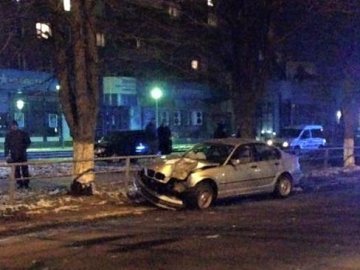 ДТП у Луцьку: авто знесло дерево і паркан. ФОТО