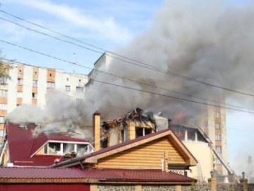 У Житомирі спалахнула пожежа у розважальному комплексі 