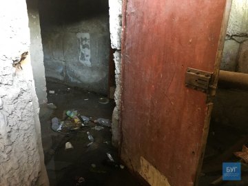 У Нововолинську руйнується підвал будинку: мешканці бояться обвалу. ФОТО