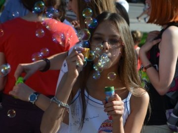 У Луцьку стартував фестиваль мильних бульбашок. ФОТО