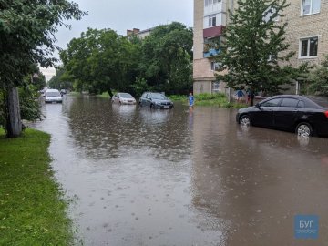 У Володимирі-Волинському після зливи затопило вулицю. ФОТО. ВІДЕО