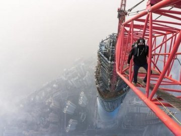 Двоє екстремалів піднялися на Шанхайську вежу без страховки. ФОТО. ВІДЕО