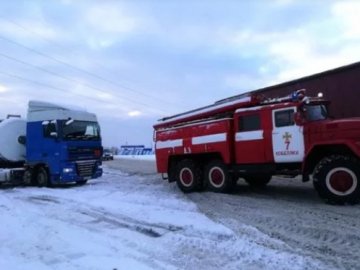 Україну накрили снігопади: на дорогах – довжелезні затори, ДТП і застряглі авто. ФОТО. ВІДЕО