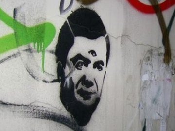На львівських стінах з'явився триокий Янукович. ФОТО