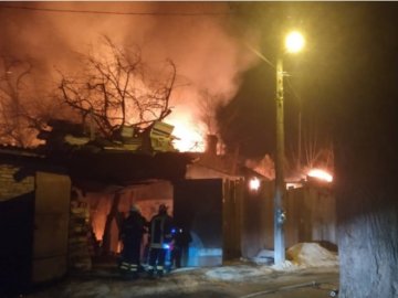 У Києві масштабна пожежа у приватному секторі, горить кілька будинків