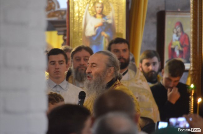 Килим із квітів та цілування рук: як у Луцьку зустріли Онуфрія. ФОТОРЕПОРТАЖ