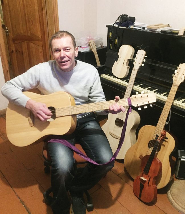 «Першу гітару перероблював 4 рази»: сільський майстер з Волині виготовляє музичні інструменти