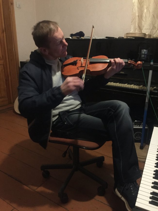 «Першу гітару перероблював 4 рази»: сільський майстер з Волині виготовляє музичні інструменти