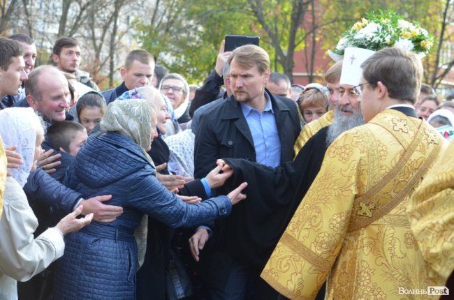 Килим із квітів та цілування рук: як у Луцьку зустріли Онуфрія. ФОТОРЕПОРТАЖ