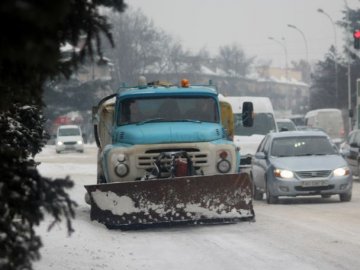Луцьк готується до снігопаду: водіїв просять не паркувати автомобілі на узбіччях