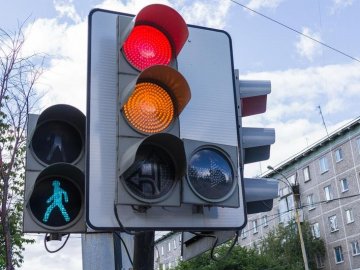 На небезпечних перехрестях у Луцьку встановлюють кнопкові світлофори