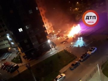 У Києві – масштабна пожежа: згоріло п'ять автівок