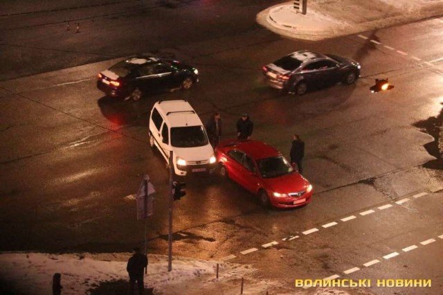 У Луцьку перед пішоходним переходом стукнулися дві автівки. ФОТО