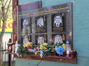 На стіні Волинського училища відкрили пам'ятну дошку шістьом загиблим на Майдані і Сході. ФОТО