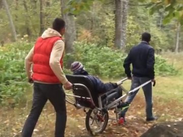 Дозволяє підкорити бездоріжжя: лучанин змайстрував універсальний візок для людей з інвалідністю