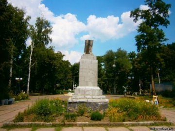 На Черкащині демонтують памʼятник Леніну. ФОТО