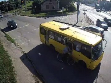 У Луцьку – аварія за участі маршрутки і велосипедиста. ВІДЕО