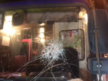 У Києві водій легковика побив маршрутку. ВІДЕО