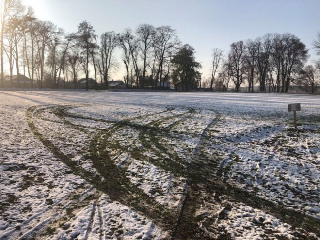 У селищі на Волині вандали пошкодили футбольне поле. ФОТО